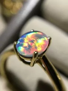 Massiver Ring mit Opal