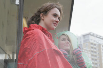 2 junge Frauen in Regenponchos