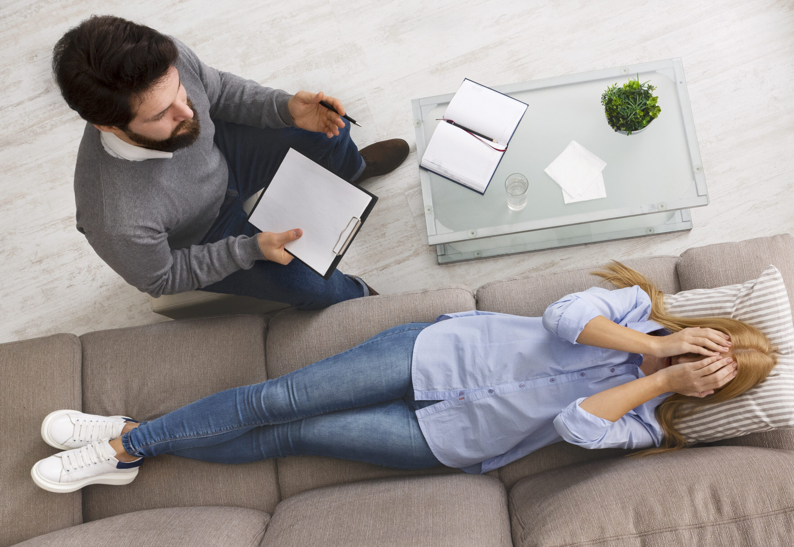 Frau beim psychologen wegen innerer Unruhe und Depressionen