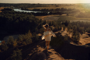 Mädchen steht auf einem Felsen und genießt perfekte Fotos dank des iPhone Fotokurs