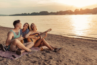 Liedbegleitung bei einem Strandabend