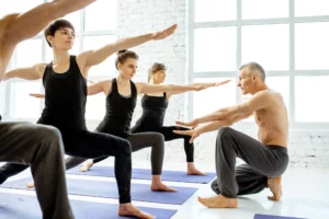 Reicht beim Yoga ein Onlinekurs oder muss ich zu einem Lehrer?