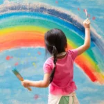 Ein selbstgemaltes Regenbogen Wandtattoo ist nicht nur schön sondern man kann auch richtig stolz sein was man selbst geschaffen hat.