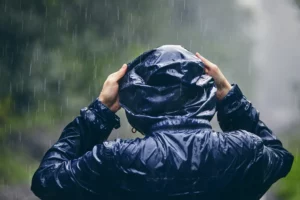 Das Einmal Regencape kann dich wirklich trocken halten und Regen hat keine Chance dir den Tag zu vermiesen.