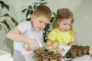 Kinder beim einpflanzen von Samen