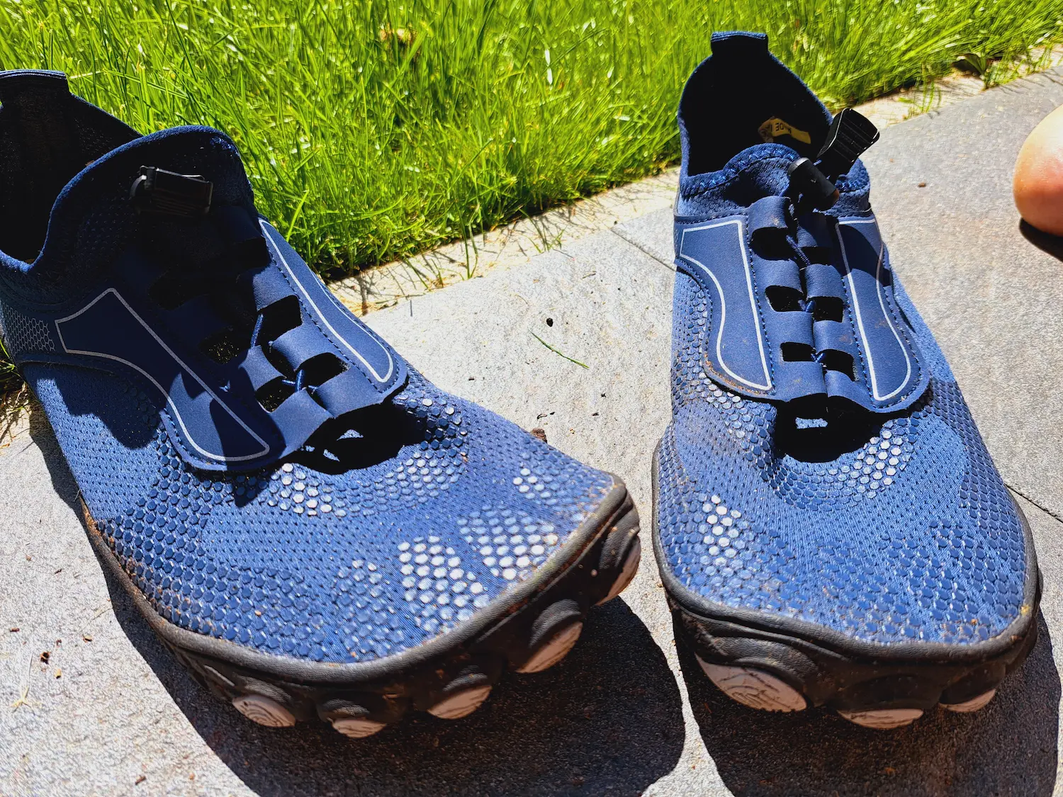 Entdecke die Sneakly Barfußschuhe und erlebe die Natur ganz neu.